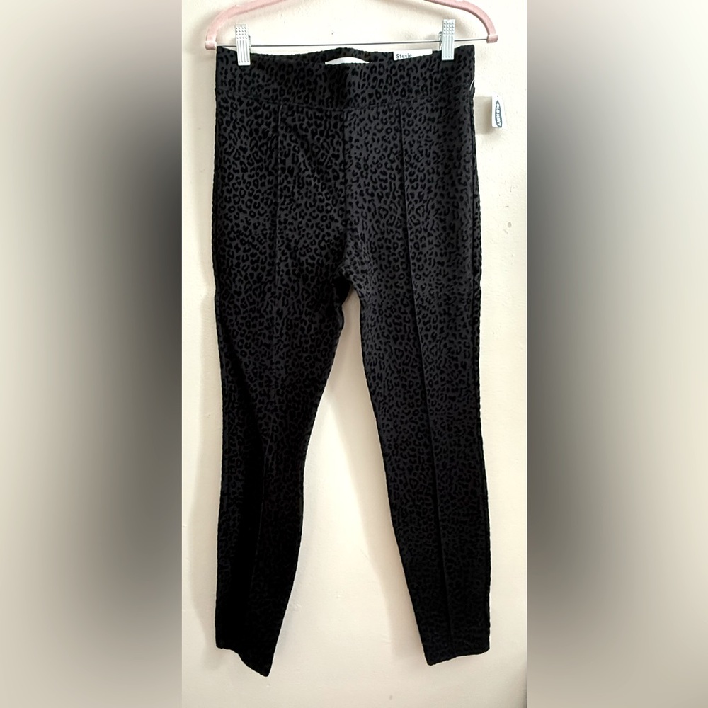 New. Old Navy women leopard straight leg pants. Feels like velvet / suede